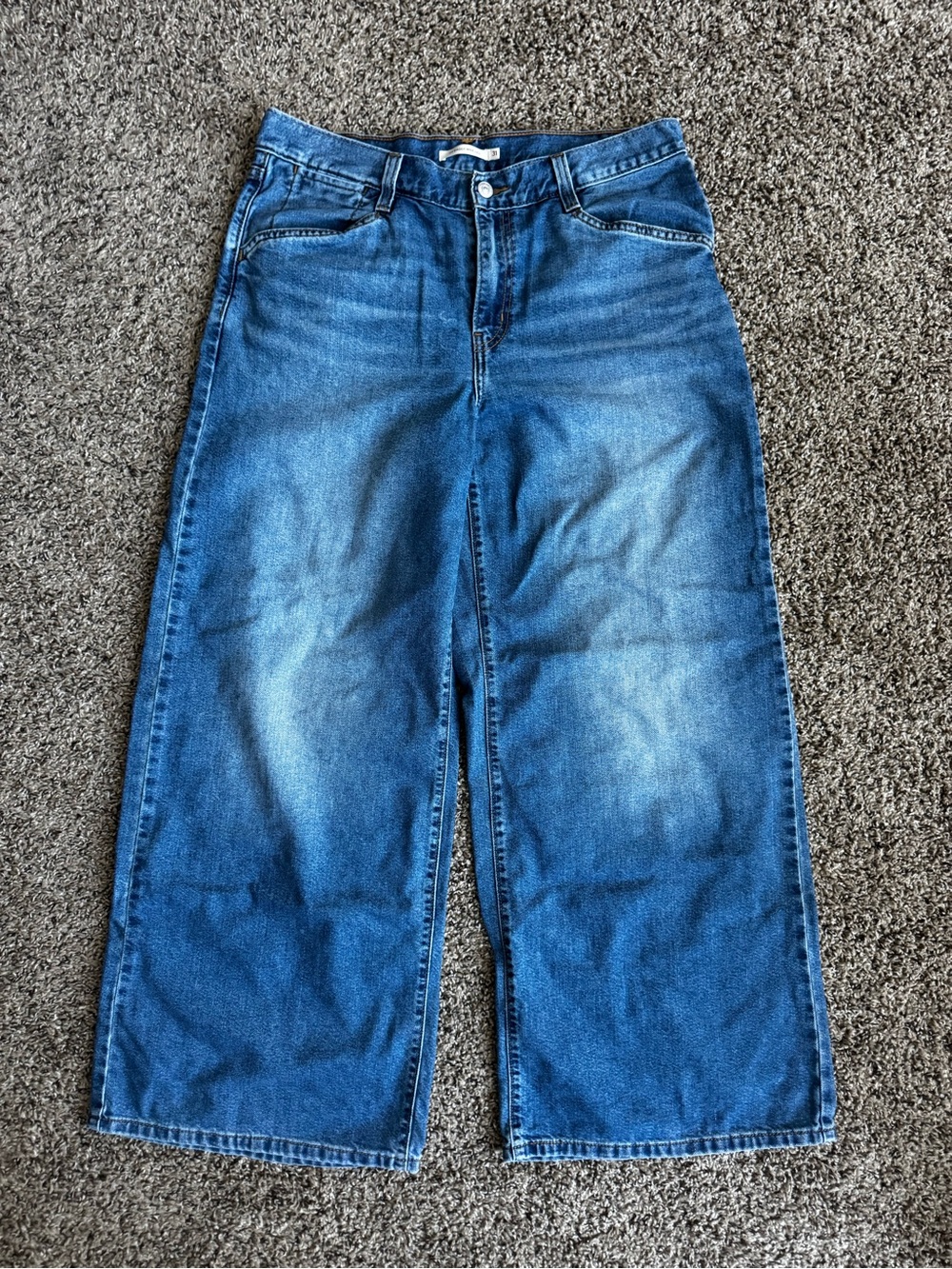 Levi's ‘94 Mid-Rise Baggy Wide-Leg Jeans in Light Blue Wash - Picture 3 of 5